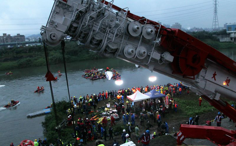 復興航空臺北飛金門GE-235班機，起飛後墜落在基隆河，利用大型吊車將飛機殘骸吊上岸