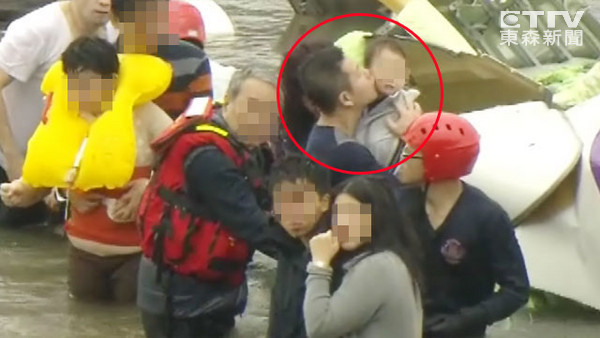 復興客機墜落瞬間父親勇救1歲愛兒 水中上演動情親吻