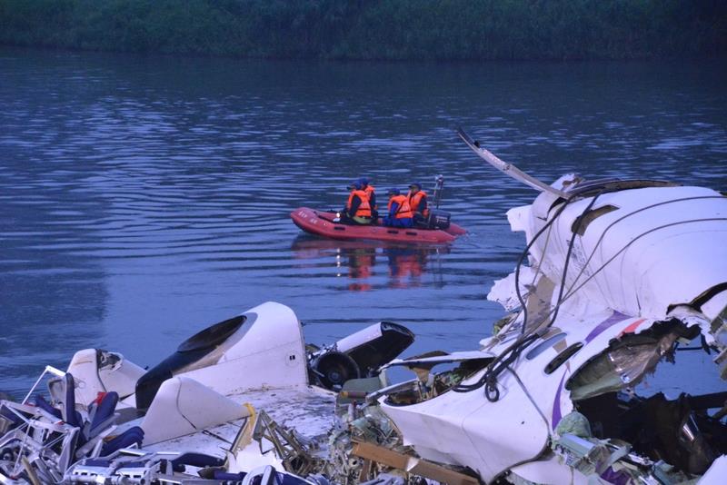 復興航空空難，部分機身仍在河底。搜救人員5日天一 亮，持續在河面搜尋失蹤乘客