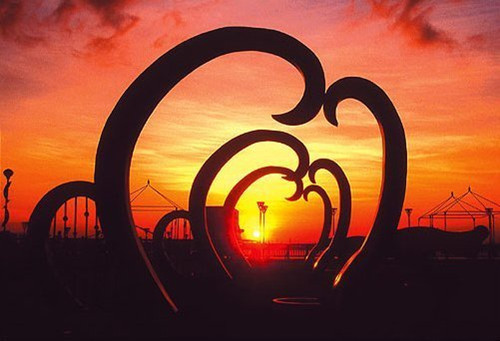 興達港情人碼頭有多層次心型拱門，搭配黃昏夕陽美景，浪漫滿點
