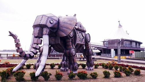 五月天樂團2014年演唱會的裝置藝術“未來巨象”，興達港情人碼頭獨有