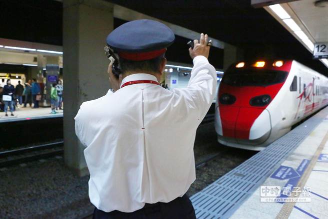 臺灣火車半途停駛 起因竟是司機車長吵架