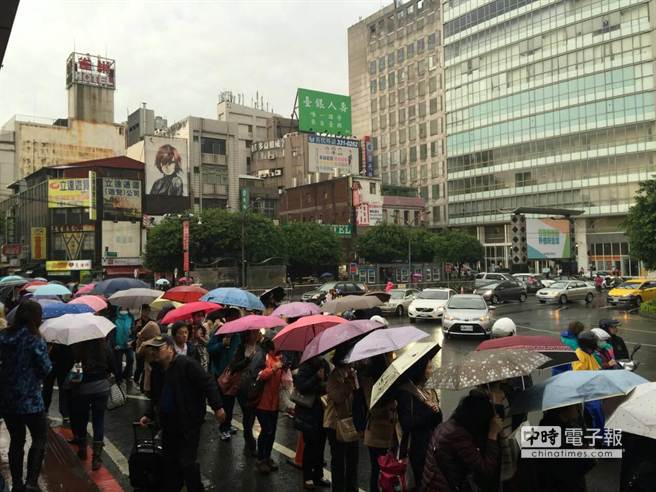 下雨斷線致旅客滯留 民眾抱怨“臺鐵是紙糊的嗎”（組圖）