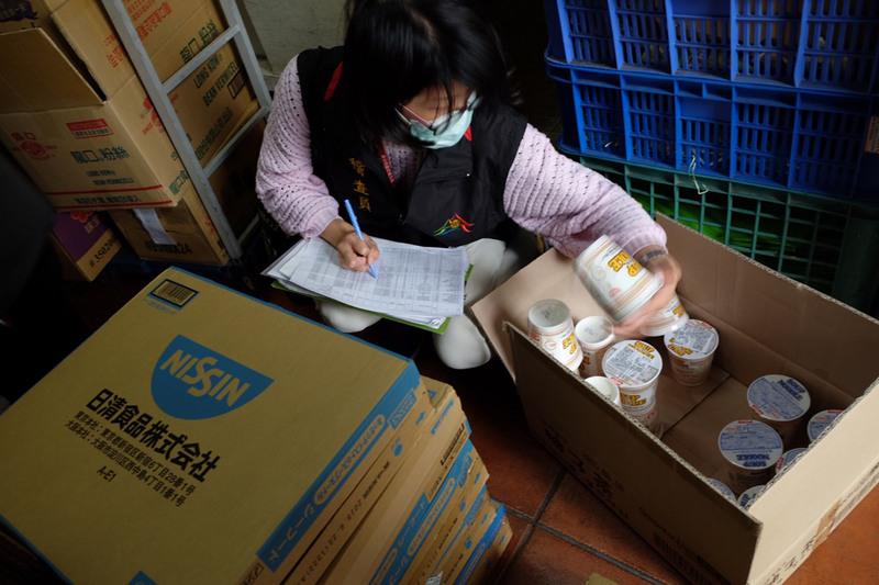 臺中市衛生局追查3家物流中心的日本核災區産品，25日前往超市稽查，清點店家下 架的品項商品