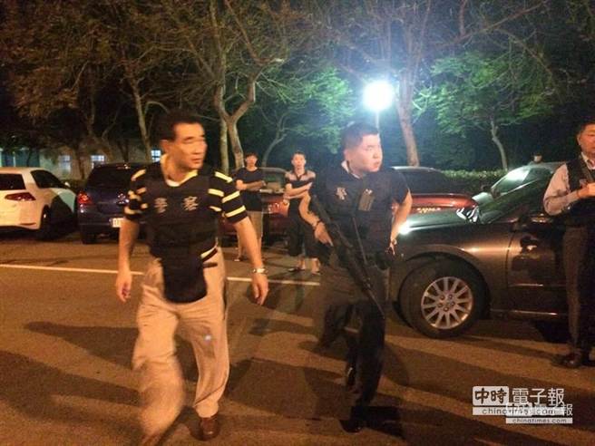 竹北警匪槍戰：在逃嫌犯轎車後車廂被逮（組圖）