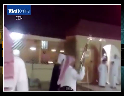 沙特男子婚禮上舉槍慶賀 來賓幾乎被“全殲”（圖）   沙特婚禮鳴槍慶祝，槍支沒控好，子彈亂飛
