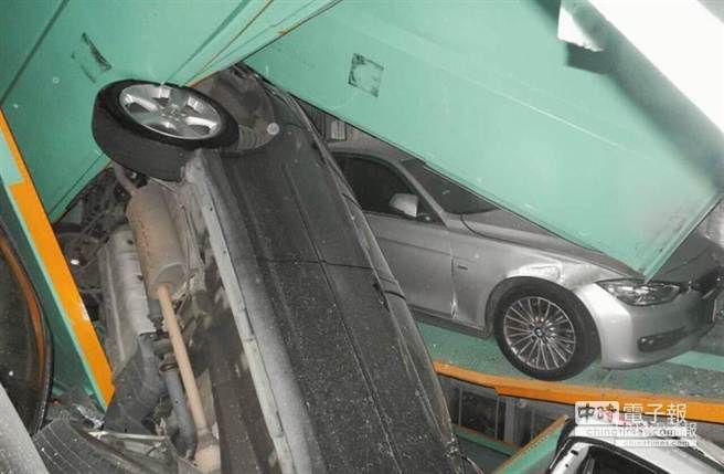 三輛車嚴重受損，迭羅漢般擠壓在停車塔內