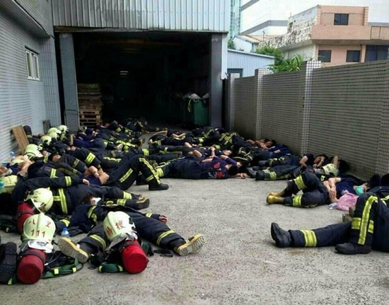 消防員累癱睡成一團網友：臺灣最美風景（圖）