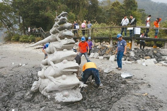 男子爬上日月潭“九蛙”合影網友：十蛙出現了