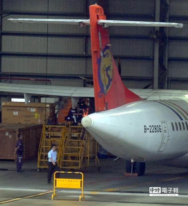 臺灣復興機棚內飛機ATR22806正在維修。（陳君瑋攝）