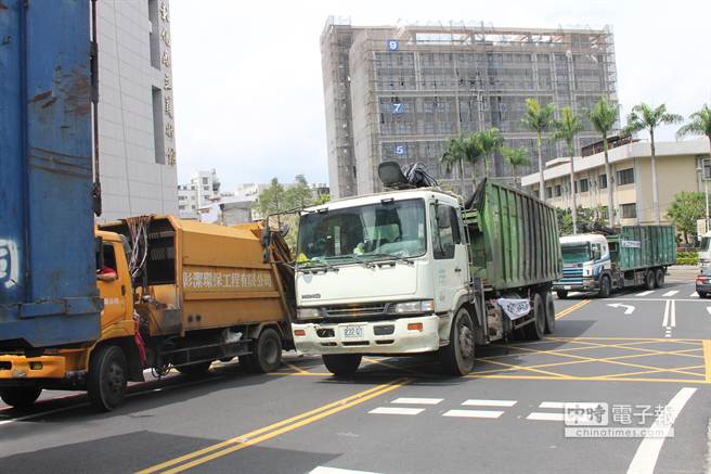 彰化縣事業廢棄物無處去 30輛垃圾車繞議會抗議（圖）