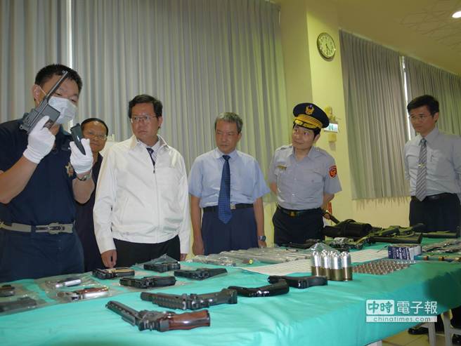 桃園警方在黃三合住處查獲21把槍械和94發子彈。(中時電子報圖 蔡依珍攝)