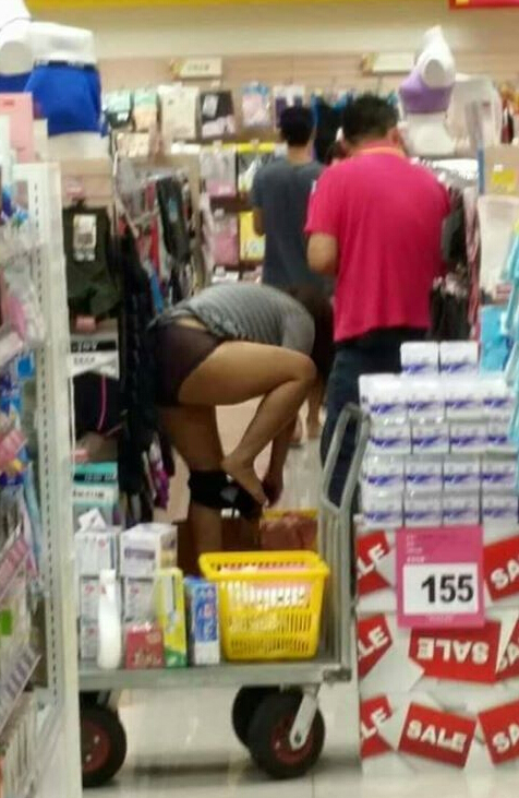 臺灣大媽超市賣場內當眾試穿內褲嚇傻網友