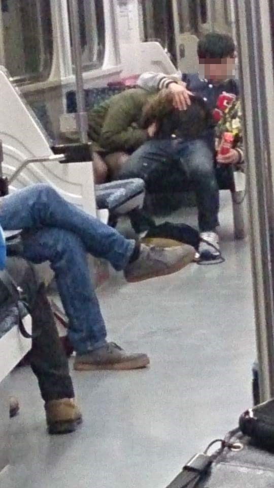 　　網友上傳臺鐵車廂內照片，一對情侶疑似在口交。（圖／臺媒翻攝網路）