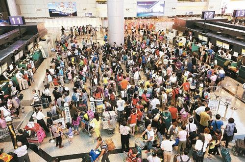 颱風過境桃園機場航班大亂逾12萬旅客行程受阻