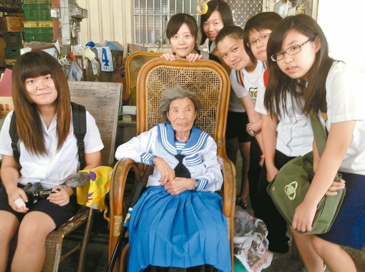 臺94歲阿嬤憶慰安婦生涯失聲痛哭 勉勵學生珍惜學業