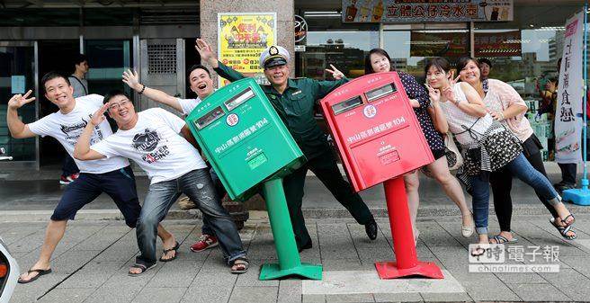 “中華郵政”決定詢問各界意見，歪腰郵筒暫時不搬家了。（中時電子報圖 黃世麒攝）