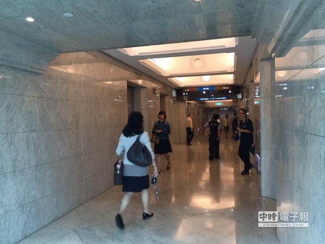 臺北101電梯系統梯故障，改用人工操作。（圖/民眾提供）