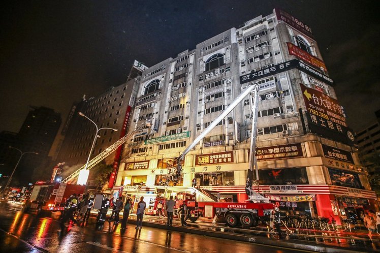 臺北一住商大樓淩晨發生火警 3樓以下全被燒燬