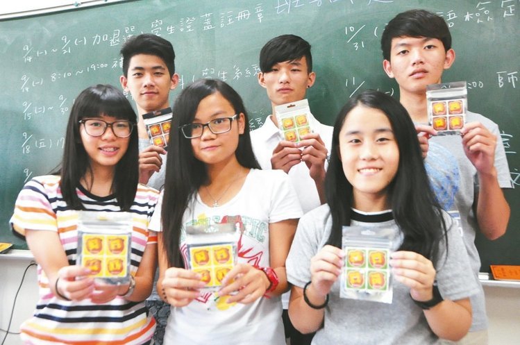 位在臺南的長榮大學，新生昨天起入住，為防止登革熱，校方發給學生防蚊貼片。 （《聯合報》 綦守鈺攝）