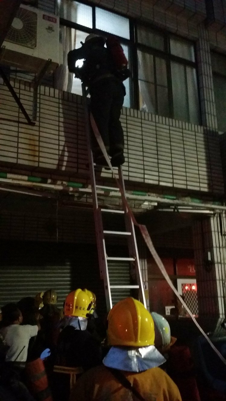 臺南市東區清晨發生民宅火災，警消架梯拉水線從二樓進入搶救。