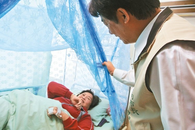 市長賴清德昨天前往臺南市立醫院，探視在蚊帳內的登革熱患者。 （《聯合報》 修瑞瑩攝）