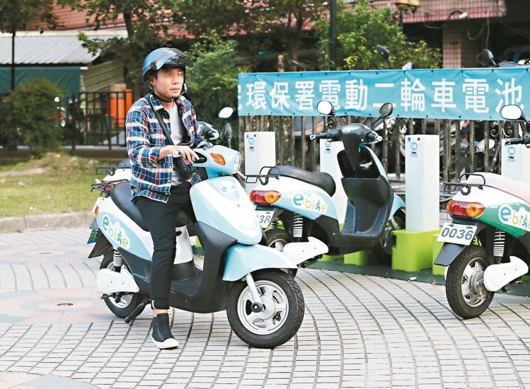　　由於六月一名14歲少女無照騎乘E-Bike電動車肇事，十月一日起，臺北市政府將禁止電動車騎上人行道。(中時電子報 林澔一攝）