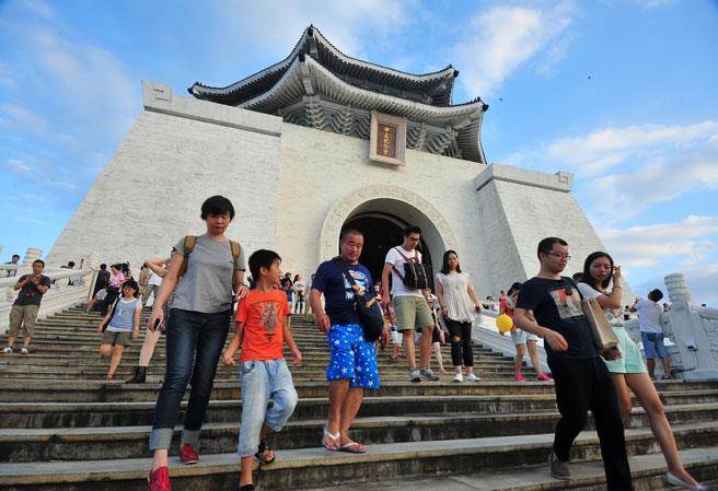 許多陸客利用“十一”長假來臺觀光，造訪知名景點中正紀念堂