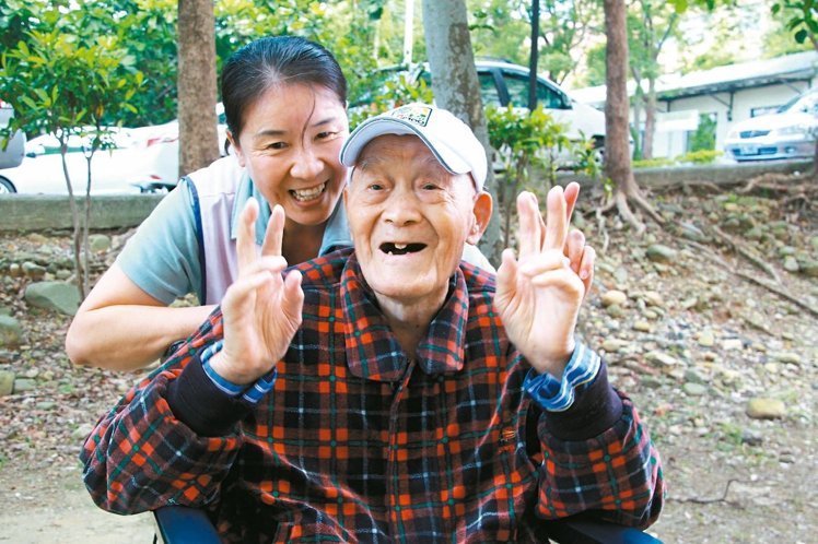 115歲楊之幹，個性隨和又愛笑，看護胡翠娥也喜歡和他相處。（《聯合報》 陳雨鑫攝）