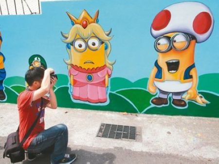 彩繪墻以卡通人物小黃人為主軸，吸引不少遊客前往拍照。來源：臺灣《聯合報》