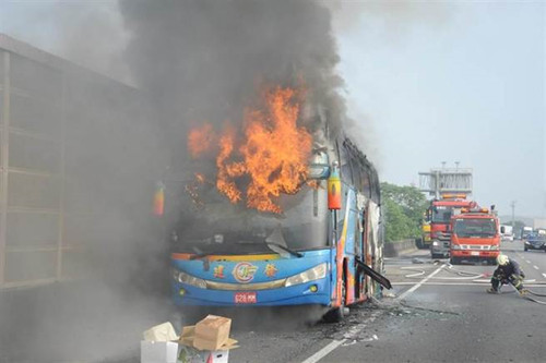 臺灣一遊覽車起火面目全非33人安全脫險（圖）
