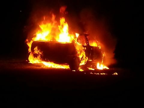女子車內燒炭輕生引起火燒車警員冒險施救（圖）