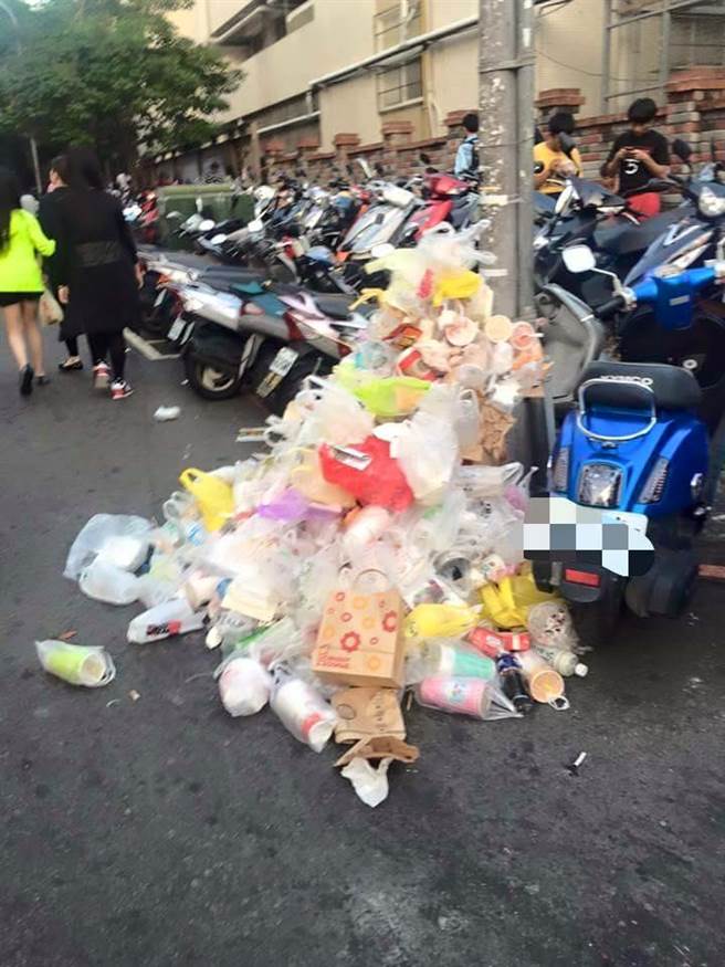 臺中商圈垃圾堆成山 網友嘲諷：最美的風景啊！