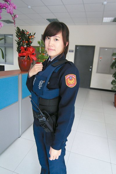 女警穿著防彈背心，有時執勤一穿就要6個小時。（圖/《聯合晚報》 葉臻攝）