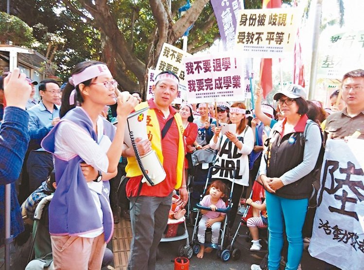 上百名大陸籍新住民日前到“教育部”前抗議，痛陳他們的子女在臺灣受教育未受到公平對待。（圖/《聯合報》）
