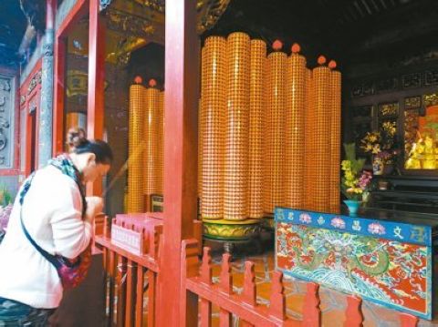 龍山寺的光明燈吸引許多民眾一個月前就來排隊