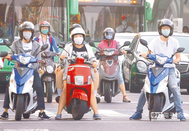 臺灣“環保署”首度公佈3年來全臺完整的PM2.5監測數據，發現除花蓮、臺東兩縣外，其他縣市都超標，無一倖免，將被列為三級防制區。圖為機車族受不了空氣污濁，紛紛戴著口罩上路