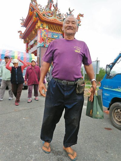 64歲的屏東縣恒春鎮民黃恒隆，天氣再冷，都是一件短袖衫在身