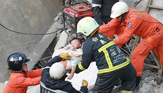  消防人員從斷垣殘壁間發現1名約1歲的幼童
