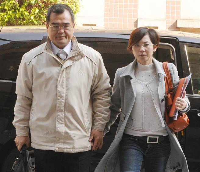 林益世（左）和妻子彭愛佳（右）2013年3月一同出庭應訊