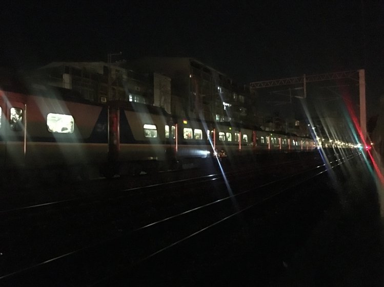 臺灣男子闖火車軌道被撞身亡 臺鐵南下列車全部停駛