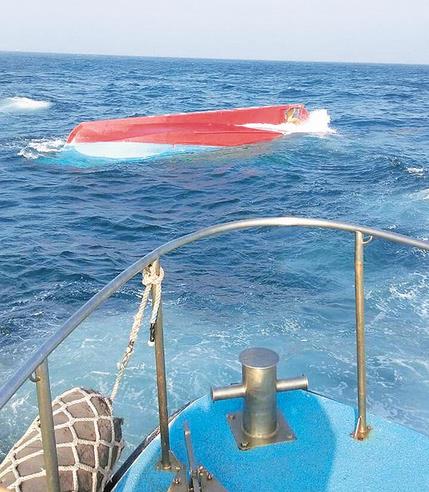 臺灣漁船與香港貨輪擦撞後翻覆 船長船員落海失蹤