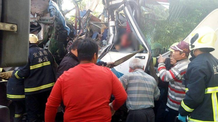 臺灣一遊覽車與拖板車相撞 2人死亡20多人受傷
