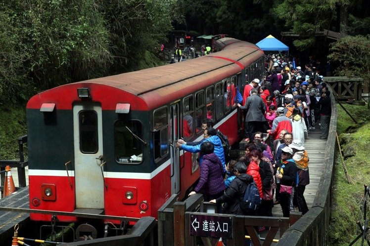 圖為阿里山小火車一進站，遊客爭相擠進車廂。（圖片來源：臺灣《聯合報》）