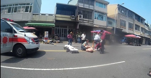 臺灣40歲男子全裸躺馬路只因母親不給他買手機
