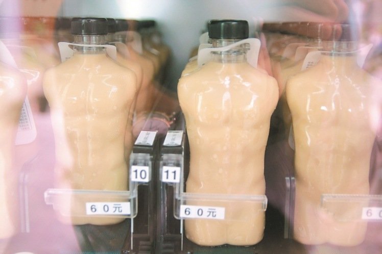 臺南特色奶茶販賣機爆紅 六塊肌"小鮮肉"排隊搶