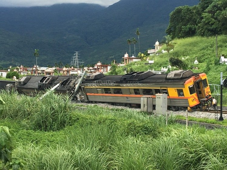 臺鐵自強號列車翻覆受傷2人為大陸游客 均為輕傷