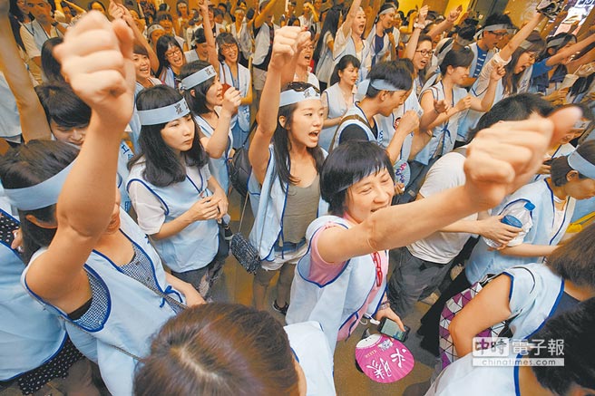 響應的空服員們在華航臺北總公司前高喊“空服員罷工，一定成功”。