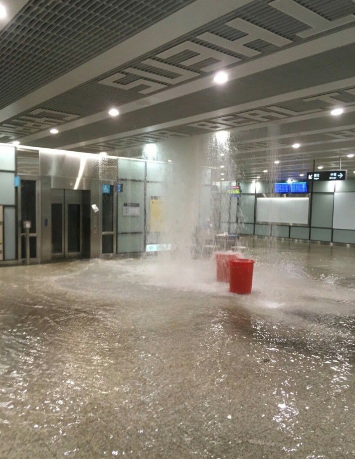 一場雨又把桃園機場淹了：水管破裂積水淹入第二航廈