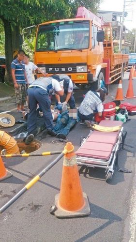 臺灣兩工人在地底鋪光纖吸入沼氣昏厥1人死亡